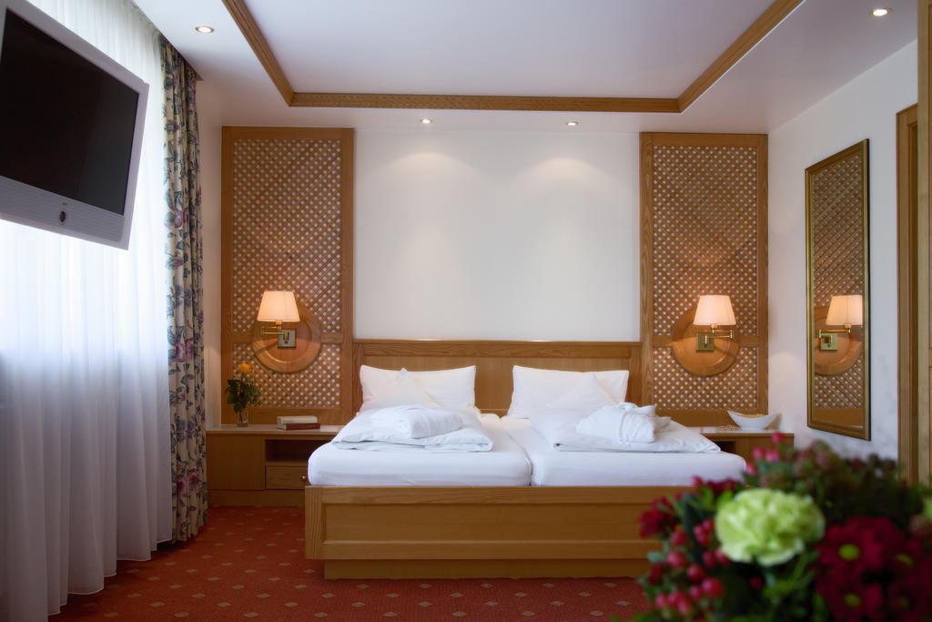 Thermenhotel Quellenhof บาดฟึสซิง ภายนอก รูปภาพ