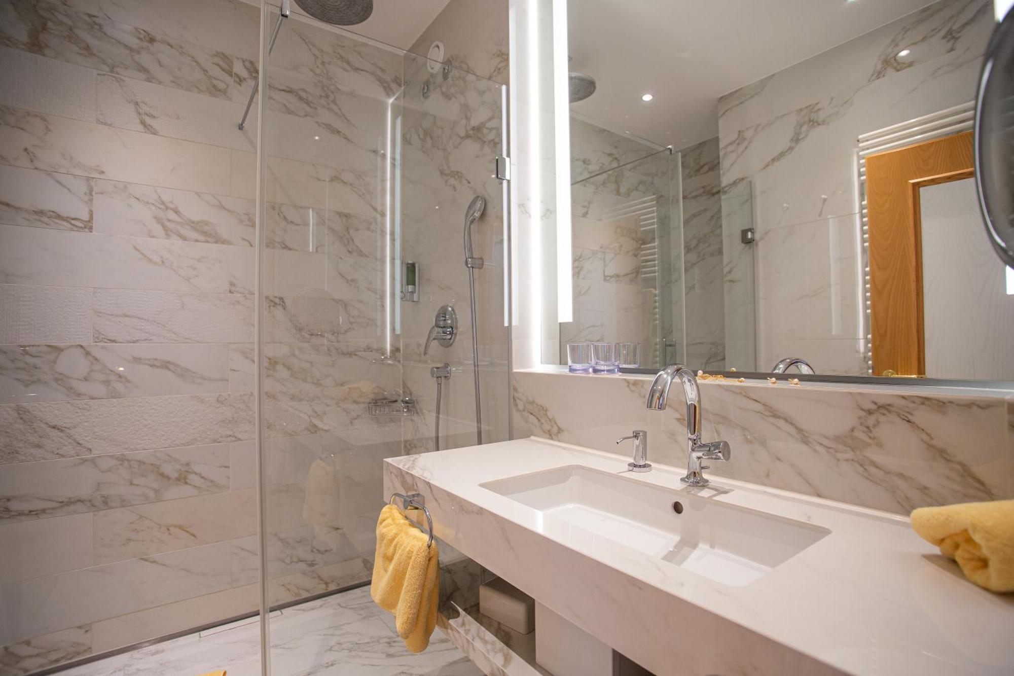Thermenhotel Quellenhof บาดฟึสซิง ภายนอก รูปภาพ
