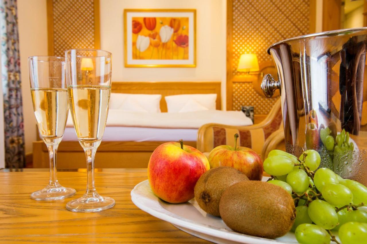 Thermenhotel Quellenhof บาดฟึสซิง ภายนอก รูปภาพ